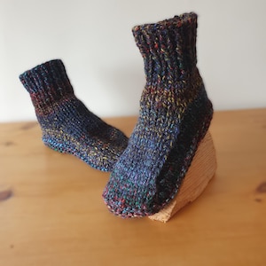 Bottes pour dortoir, chaussons, bottines, chaussettes, canapé, végétalien, tache noire et multicolore, taille adulte unisexe UK 10-11, 11-12, 12-13 tricoté à la main