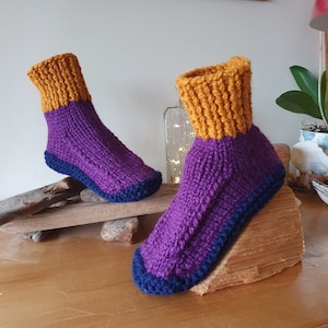 Pantoufles, bottines pour dortoir, chaussons, adulte UK 6, 6,5, 7 ans, tricoté à la main, fil de laine mélangée de haute qualité, violet, moutarde et bleu marine