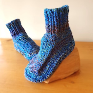 Bottes pour dortoir, chaussons, bottines, chaussons, adaptés aux végétaliens, tons bleu vif, unisexe, tailles adultes UK 7-8, 8-9, 9-10 tricoté main