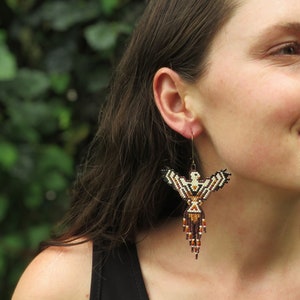 Falke Perlen Ohrring Falke Schmuck Perlen Vogel Ohrring Perlen Adler Schmuck Geschenk Adler Perlen Fransen Ohrring Rot angebundener Falke Perlen Ohrring