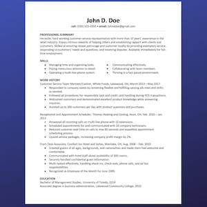 Puede incluir: Un currículum vitae para John D. Doe, que detalla la experiencia en servicio al cliente y las habilidades. Enumera el historial laboral en Whole Foods y Comfort Inn, y la educación en la Universidad de Toledo. El documento es blanco con un borde azul e incluye datos de contacto.