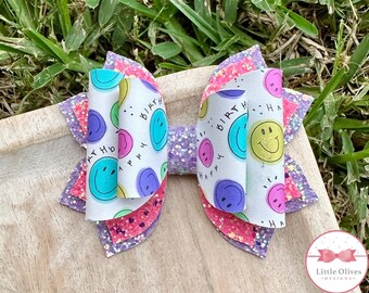 Laço de carinhas sorridentes de feliz aniversário