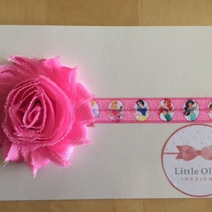 diadema inspirada en la princesa rosa con flor rosa