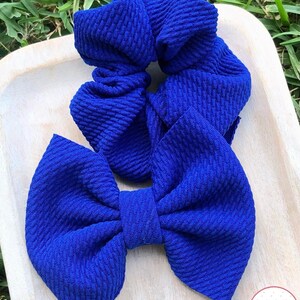 青いシュシュまたはリボン - ロイヤルブルーのシュシュまたはリボン