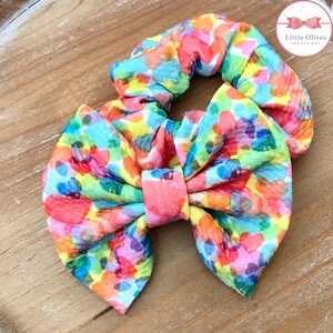 Aquarell Regenbogen Herzen Stoff Haarschleife - Aquarell Regenbogen Herzen Scrunchie