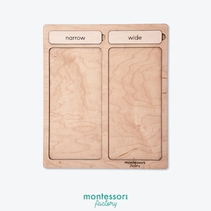 Könnte beinhalten: Sortierschale aus Holz mit zwei Fächern, die mit "schmal" und "breit" beschriftet sind. Die Schale wird von Montessori Factory hergestellt.