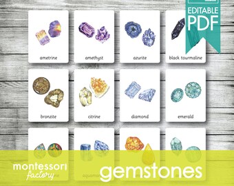 Puede incluir: Un conjunto de 12 tarjetas imprimibles con ilustraciones de acuarela de diferentes gemas. Cada tarjeta incluye el nombre de la gema, como amatista, azurita y citrino. Las tarjetas están diseñadas para su uso en un aula Montessori.