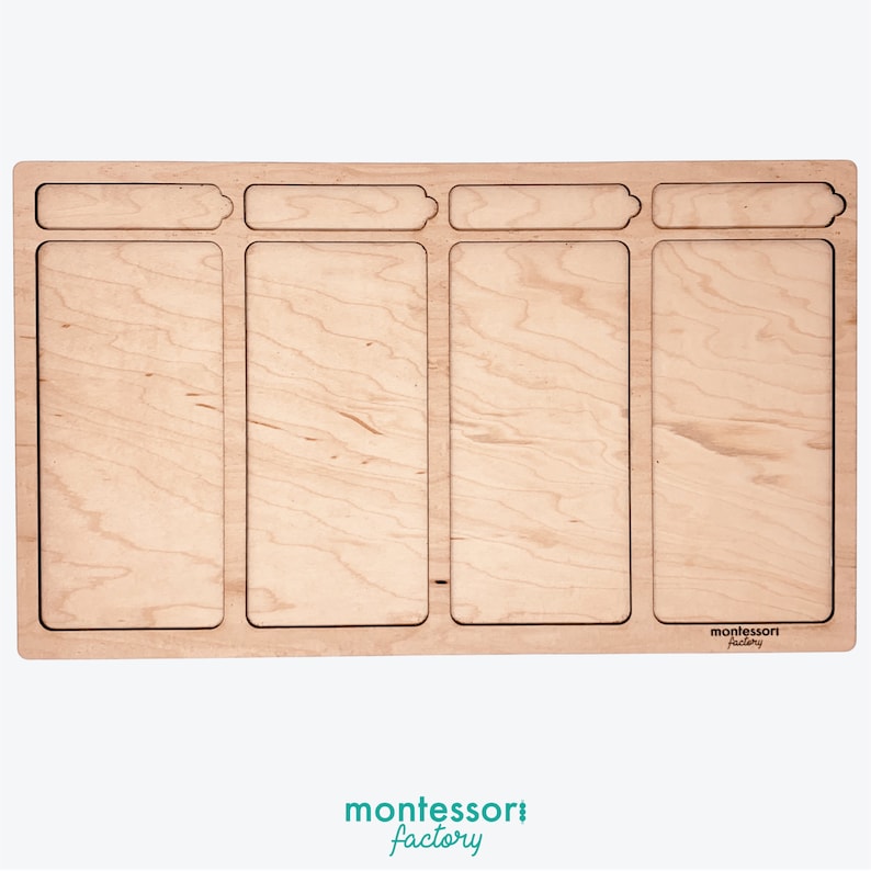 Puede incluir: Una bandeja de madera con cuatro compartimentos rectangulares, cada uno con un recorte en la parte superior. La bandeja est&aacute; hecha de madera clara y tiene un logotipo de "montessori factory" en la esquina inferior derecha.