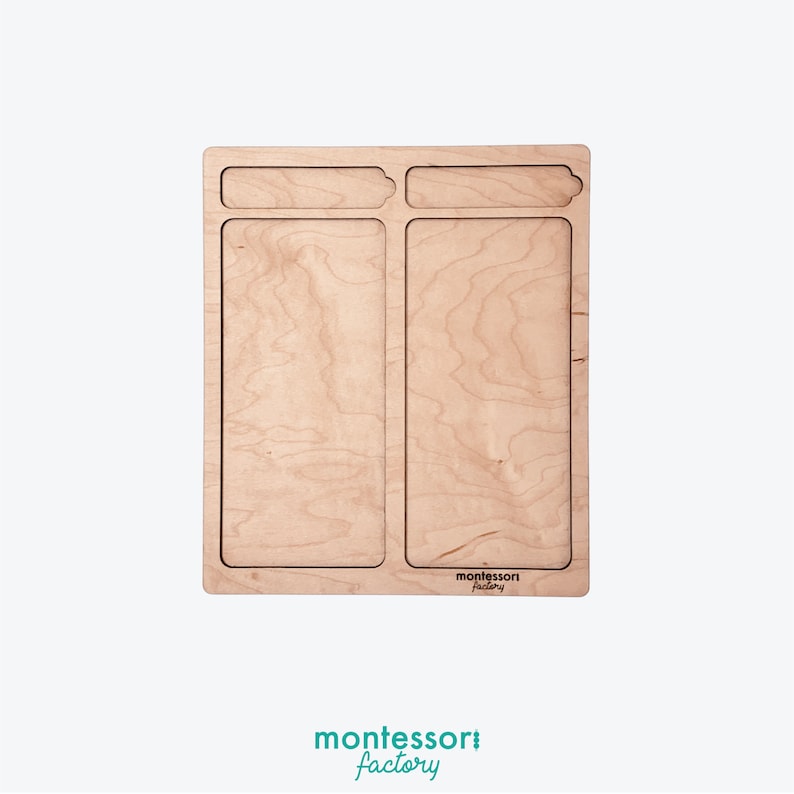 Puede incluir: Una bandeja de madera con dos compartimentos rectangulares y un peque&ntilde;o compartimento rectangular en la parte superior. La bandeja est&aacute; hecha de madera clara y tiene un logotipo de "montessori factory" en la esquina inferior derecha.