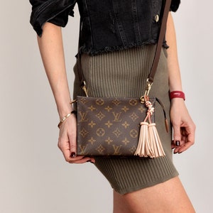Louis Vuitton - Authenticated Pochette Accessoire Handbag - Leather Pink Floral for Women, Very Good Condition