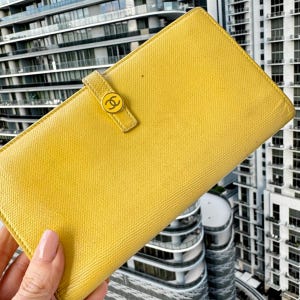 CHANEL Vintage 2003-2004 Coco Button Goatskin Leather Flap Wallet em Amarelo. Bom estado de uso.
