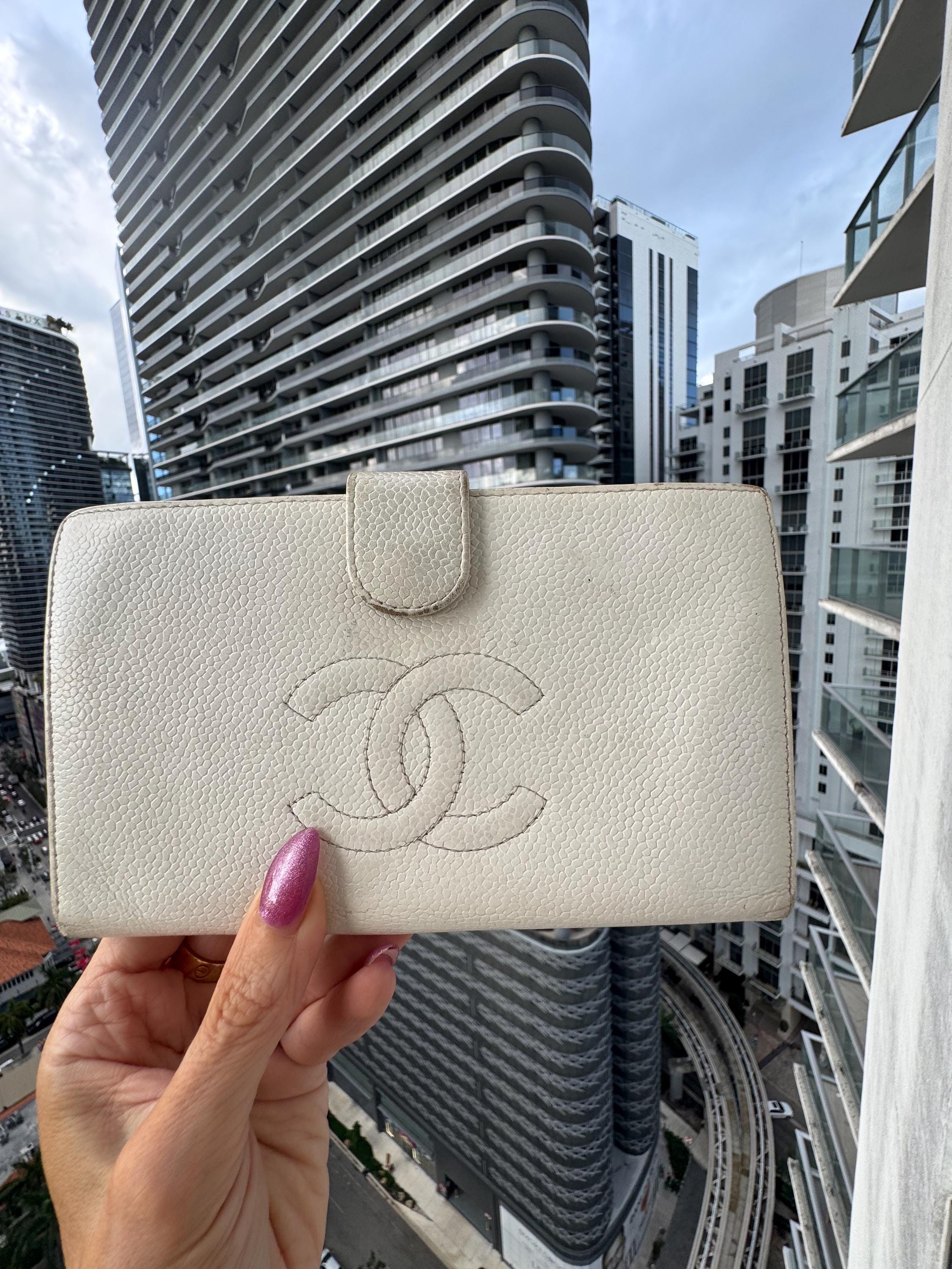 CHANEL Vintage 2003-2004 CC Logo Caviar Leather Wallet in White