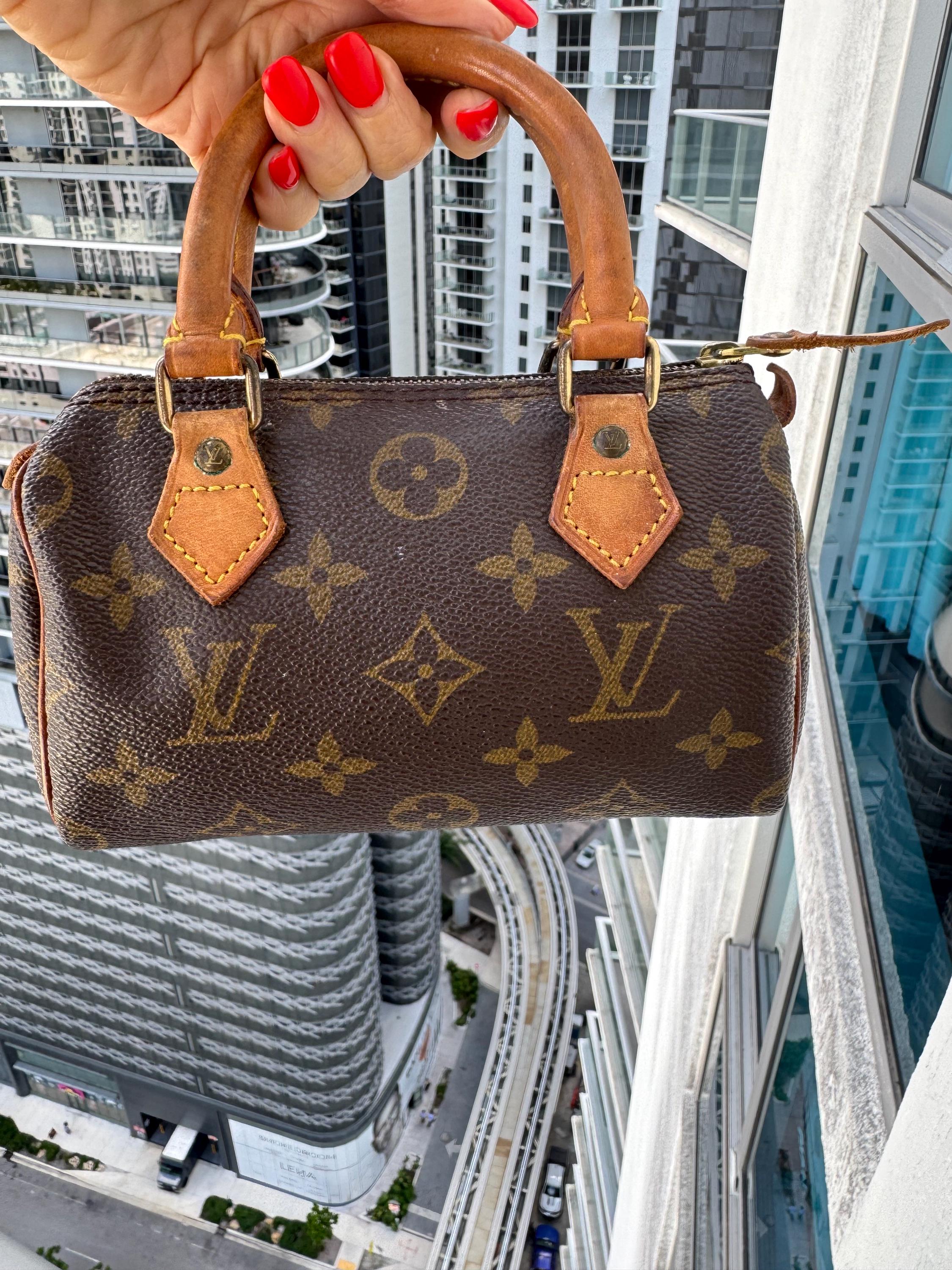 LOUIS VUITTON エピレザー シリンダー型ミニポーチ Nano Speedy Dating Monogram - Women - Small Leather Goods | LOUIS