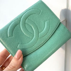 Carteira CHANEL Autêntica Vintage com Logotipo CC - Couro Caviar, Verde Menta Atemporal, 1997-1999 - Chanel, Fabricado na Itália.