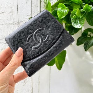 CHANEL Vintage 2004 Timeless Caviar CC Carteira de couro preta. Fabricado na França.