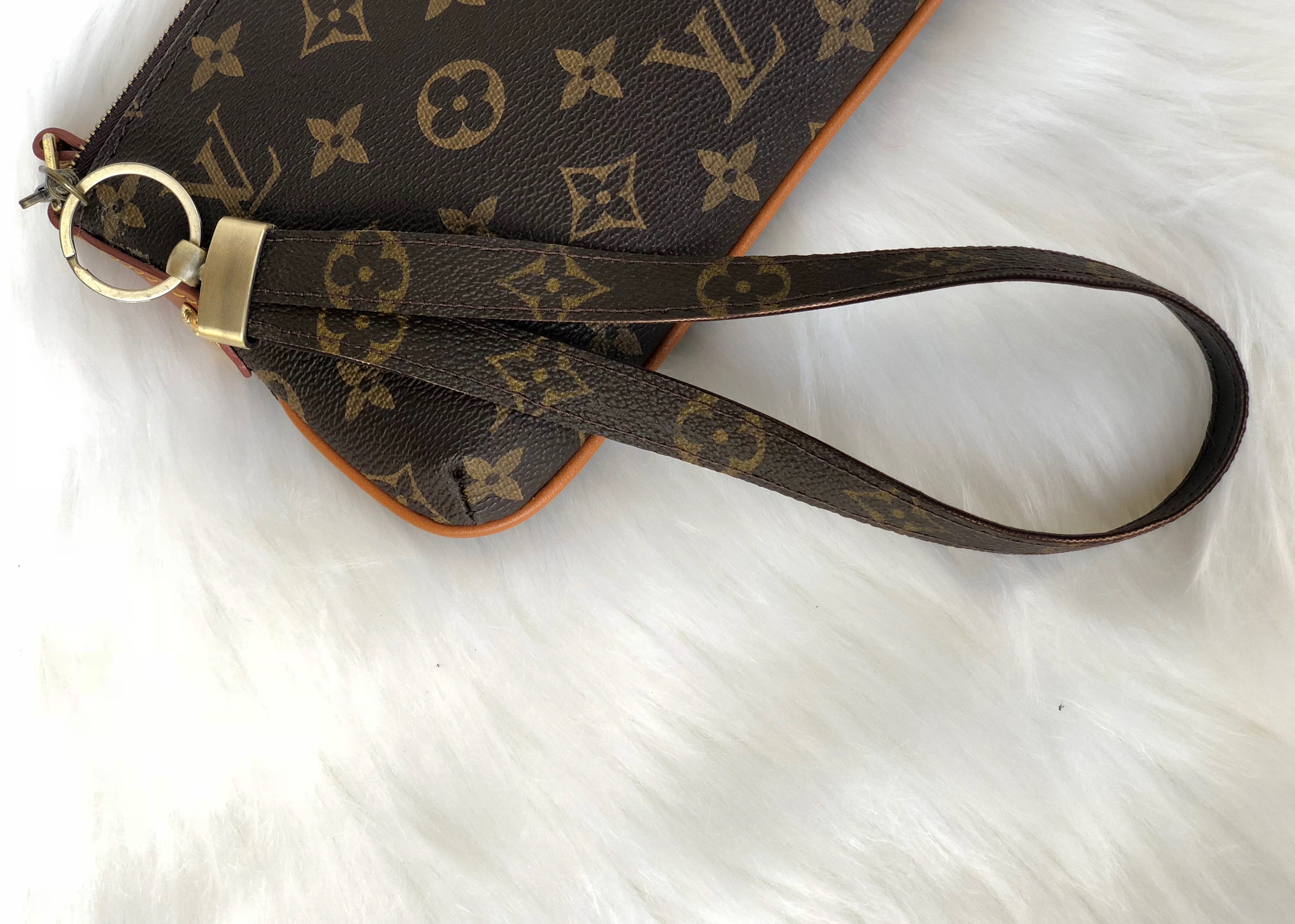 LOUIS VUITTON Leather Wristlet Strap 67838