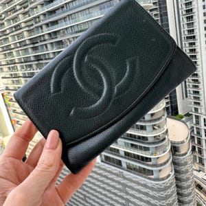 CHANEL Vintage CC Logo Caviar Coco Mark Black Leather. Timeless Interlocking wallet, 1996-1997. Made in Italy.