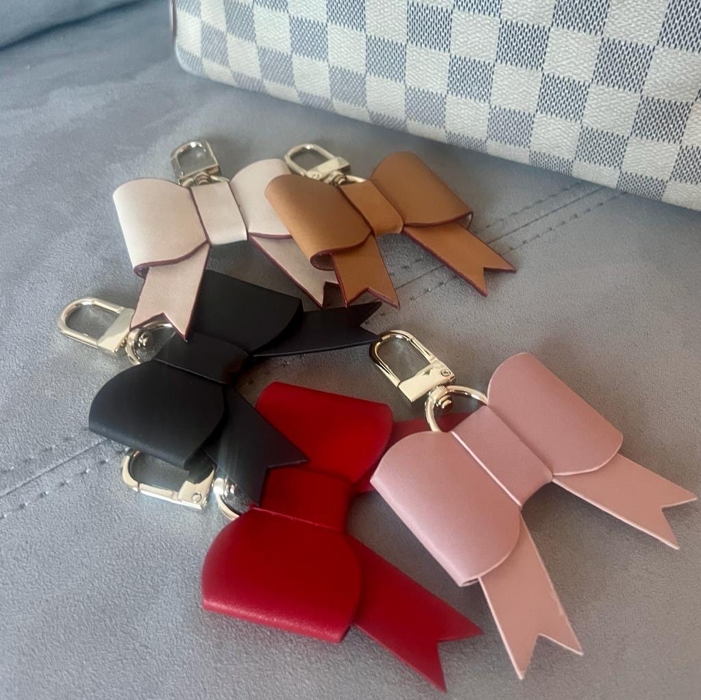 hui05 Crystal Cherry Handbag Pendant Keychain - Exquisite Red Crossbody Bag Accessory with High-Grade Car Accessorizing - 231120