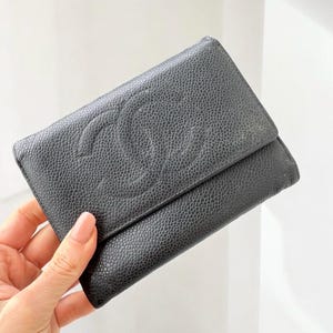 CHANEL Vintage Trifold Geldbörse CC Zeitloses Schwarzes Kaviarleder. Hergestellt in Frankreich.