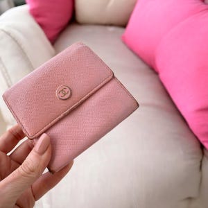 Carteira CHANEL Vintage Interlocking CC Logo Trifold Coco Button. Couro rosa autêntico de 2003-2004. Fabricado na França.