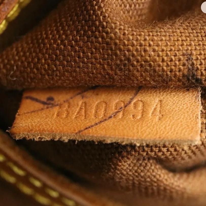 Louis Vuitton 1990 pre-owned Saumur 43 Messenger Bag - Farfetch