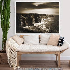 Sepiakleurige digitale print Cliffs of Moher, Ierland. zwart-witfotografie, afdrukbaar en van hoge kwaliteit