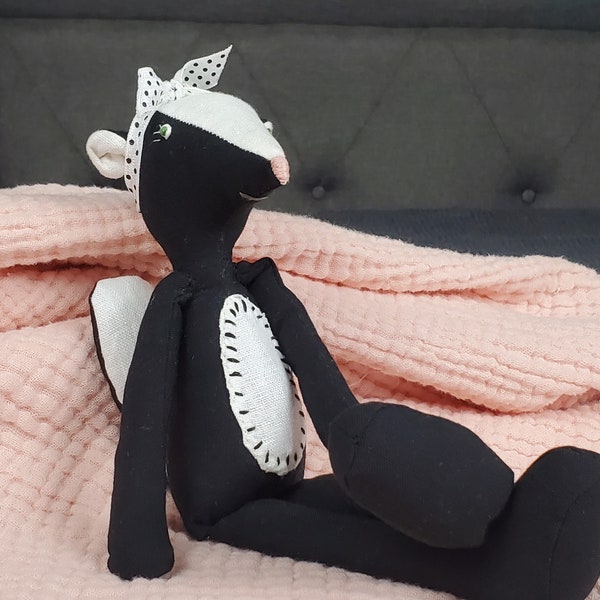 Stuffed Animal Skunk, Black and White Sensory Toy, baby Rattle, woodland animal skunk, Handmade fabric skunk doll, Baby Shower gift, Linen