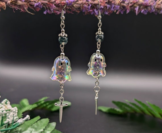 Ohrringe WALDGEIST || Ghost Schwert Moosachat Holografisch Halloween Süß Witchy Geistschmuck Geisterohrringe Hexe Witch Wicca Cosplay