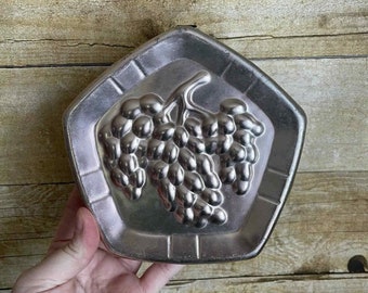 Vintage West Bend Copper Grapes Pentagon Shaded Jello Mold - Kitchen Decor