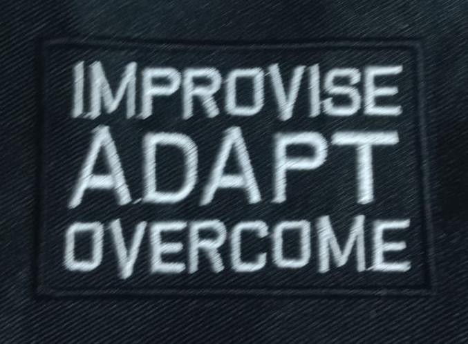 Toppa Tattica "Improvise Adapt Overcome" | Morale Patch Ricamata 5x7,5 Cm Con Fissaggio A Uncino | Militare