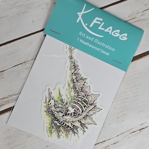 Pode incluir: Um decalque &agrave; prova de intemp&eacute;ries com uma ilustra&ccedil;&atilde;o detalhada de um esqueleto rodeado de flores roxas e folhagem verde. O decalque &eacute; embalado em um saco de pl&aacute;stico transparente com um cabe&ccedil;alho turquesa que diz "K.FLAGG Art and Illustration 1 Weatherproof Decal".