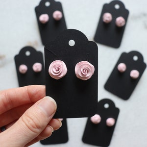 Orecchini a forma di rosa in argilla fatti a mano