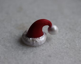 クリスマス用のポリマー粘土製サンタ帽子の置物