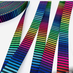Schwarz und Regenbogen gestreiftes 25mm Gurtband