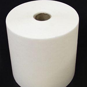 Puede incluir: Un rollo grande de papel blanco con forma cilíndrica y un agujero central. El papel tiene una superficie lisa y sin textura, adecuado para diversos usos. El rollo está sobre un fondo oscuro.