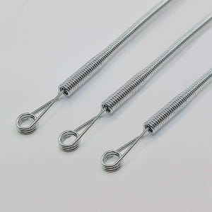 Puede incluir: Tres herramientas metálicas plateadas con extremos en bucle y cuerpos en espiral sobre un fondo blanco. Las herramientas tienen un diseño en forma de resorte y probablemente se utilizan para trabajos de detalle o limpieza.