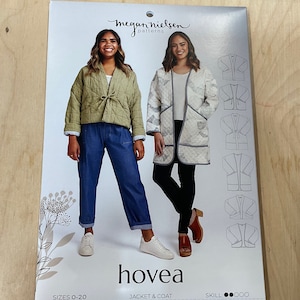 Puede incluir: Un patrón de costura llamado "hovea" para una chaqueta y un abrigo, con ilustraciones de las prendas terminadas. El patrón incluye tallas 0-20 e indica un nivel de habilidad de tres de cinco puntos. La portada muestra a dos mujeres modelando la chaqueta y el abrigo.