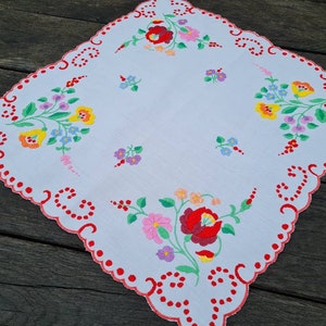 Multicolor High Level Table Cloth Embroidery Jobwork
