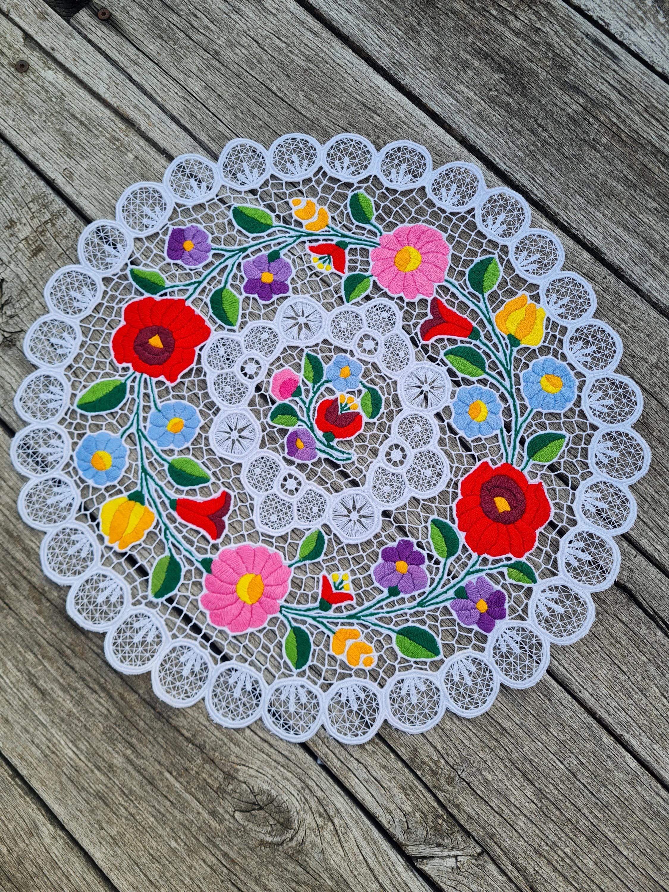 ハンガリーカロチャ刺繍が施されたテーブルランナー ハンガリーの伝統的なカロチャのテーブルランナー、カロチャの