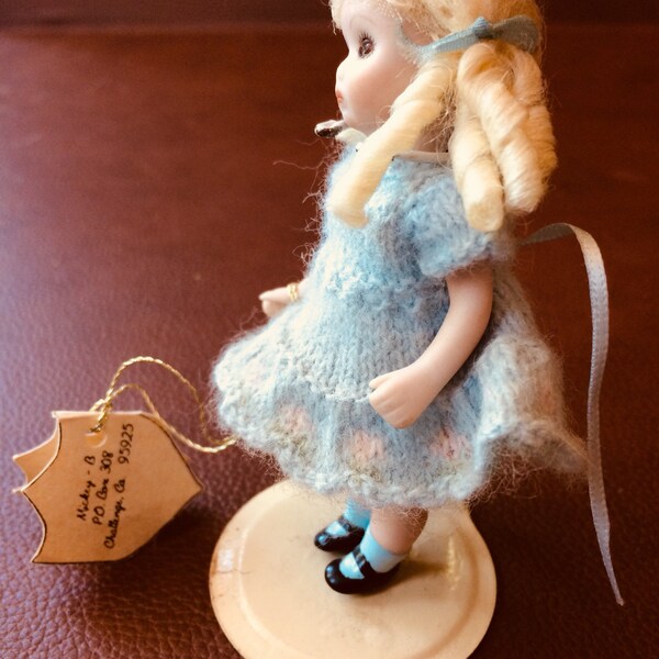 Porcelana rubia chica muñeca Tiny Beth