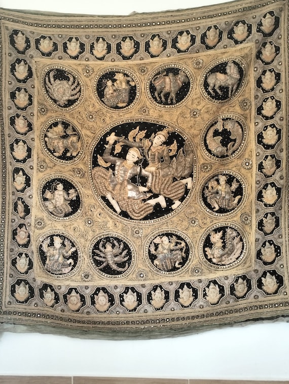 Vieille tenture murale brodée de tapisserie birmane Kalaga 1960 - En vente sur France