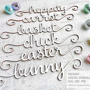 Op de afbeelding: Witte houten uitsnijdingen van de woorden "hoppy", "carrot", "basket", "chick", "easter" en "bunny" met een swirl-ontwerp. De woorden zijn verticaal gestapeld. De woorden bevinden zich op een witte houten achtergrond.