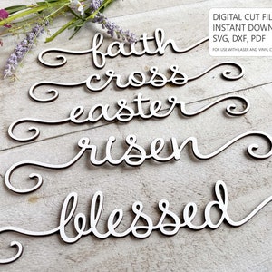 Op de afbeelding: Witte houten uitsparingen met de woorden "faith", "cross", "easter", "risen" en "blessed" in een cursief lettertype. De woorden staan op een lichte houten achtergrond met een bloemstuk. Tekst rechtsboven luidt "DIGITAL CUT FILE INSTANT DOWNLOAD SVG, DXF, PDF".