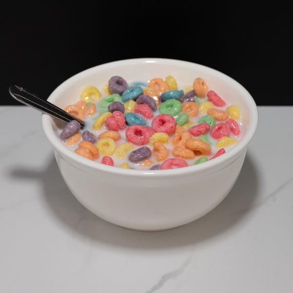 Tazón de cereal Fruit Loops en leche artificial