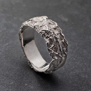 シルバーワイドラスティックチャンキーメンズ結婚指輪バンド、ハンマー加工された厚手のラフリング、スターリングシルバーの重厚な溶融リング、オーガニックな生のテクスチャバンド
