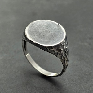 Signet hammered sterling silver ring , round signet ring oxidized black silver , silver men signet ring, dark silver rustic signet ring