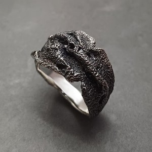 重厚で分厚いシルバーのメンズリング、幅広で厚いブラックのシルバーリング、珍しいブルータリストシルバーリングバンド、男性用の芸術的なステートメントシルバーリングバンド