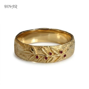 Aliança rústica com folhas de oliveira, em ouro maciço 14k, anel masculino artesanal com ramos de oliveira e rubis em estilo orgânico, aliança feminina inspirada na natureza.