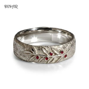 Anel rústico de prata com folhas de oliveira, aliança de casamento orgânica em prata com folhas gravadas à mão, anel largo unissex com textura de ramo de oliveira e rubis.