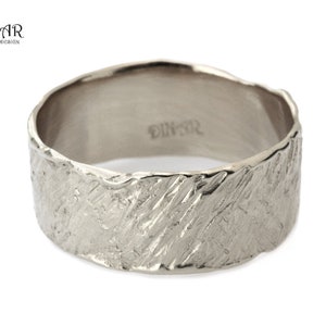 Anillo de plata esterlina con banda de cigarro martillada rústica, anillo de bodas ancho de plata texturizada grabada a mano